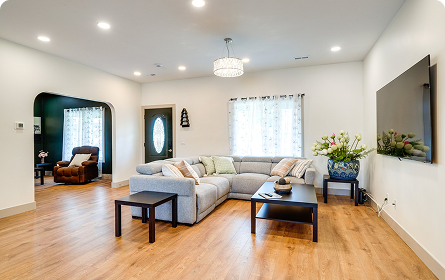 1 Mi to Downtown New Albany Home